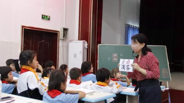 신장의 한 초등학교에서 중국어를 가르치고 있는 한 교사