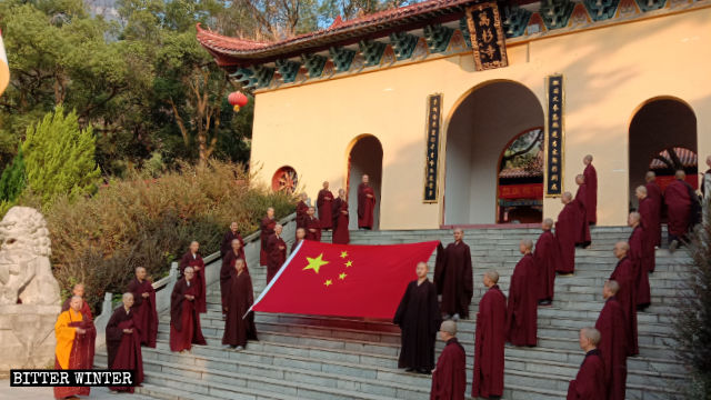 10월 1일, 국기 게양식에 참석한 만삼사의 승려들