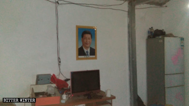 어느 신자의 집에서 가장 눈에 잘 띄는 곳에 걸린 시진핑 초상화