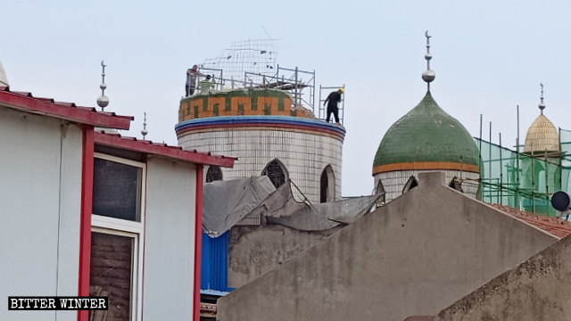 7월, 허난성 정저우시 관할 현(縣)급시인 신정(新鄭) 소재 어느 모스크의 돔이 철거되는 모습