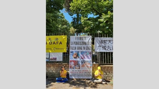 2020년 7월 20일, 로마 주재 중국 대사관 앞에서 벌어진 파룬궁 박해 반대 시위