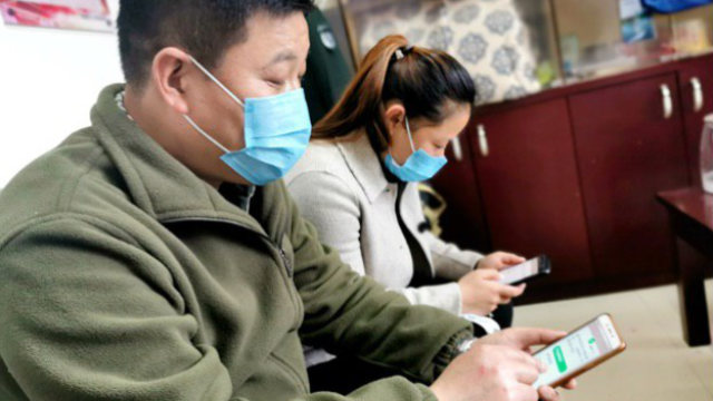 코로나19 기간에 ‘학습강국’ 앱을 사용하고 있는 동부 저장(浙江)성 젠더(建德)시의 주택단지 관리들