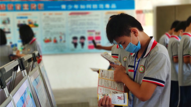 6월, 광둥성 언핑시의 한 학교에서 반사교 자료를 읽고 있는 어떤 학생