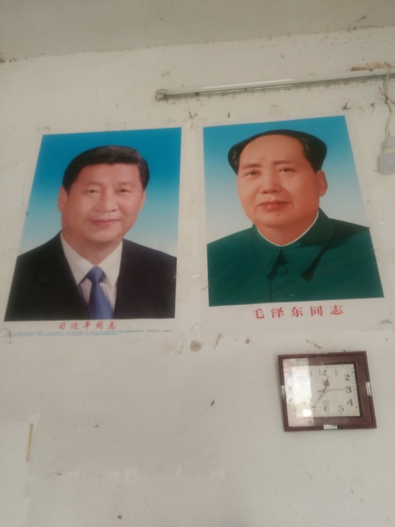 강제로 십자가 사진을 마오쩌둥과 시진핑 주석으로 대체해 벽에 걸고 이를 사진