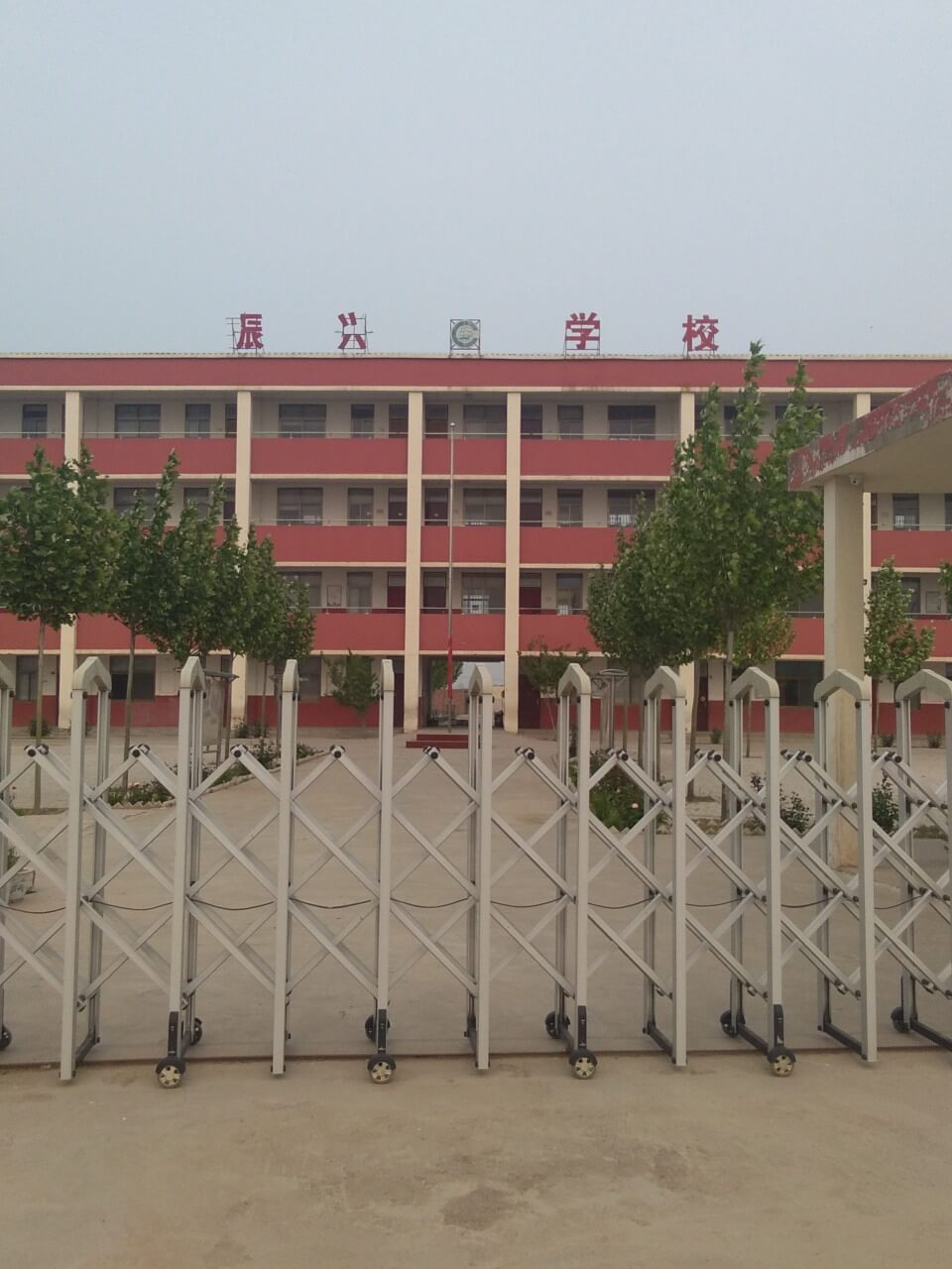 강제 폐쇄 후 창살문이 내려진 적막한 모습의 구 방주학교