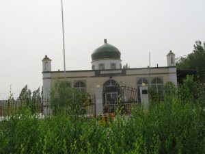 뜯겨진 모스크 지붕의 초승달 문양