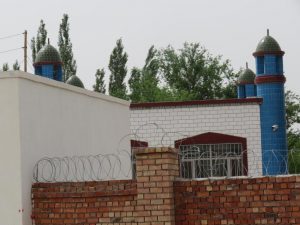 상(尚)촌 싼두이주마 모스크 지붕에서 강제 철거된 초승달 문양, 모스크 감시카메라와 선명히 보이는 벽 철근
