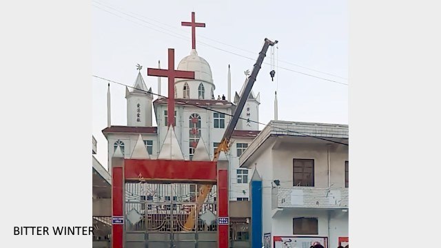 지방 정부는 크레인 한 대를 동원해 쑹(嵩)현 티옌후(Tianhu) 교회 십자가를 강제로 제거했다.