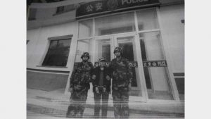 에르데네투야를 체포하는 중국 공산당 경찰