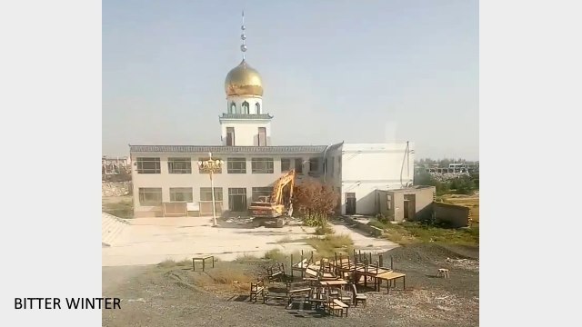 설치된 모스크 건물을 파괴하는 모습