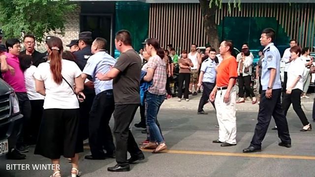 경찰이 항의하는 신도들을 체포했다