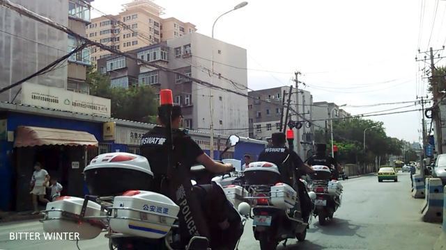 경찰들이 오토바이를 타고 순찰하는 모습
