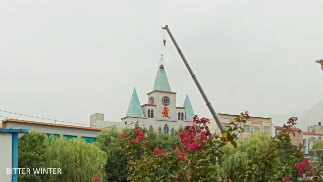 덩펑시 무엔 교회에서 십자가가 강제 철거되었다