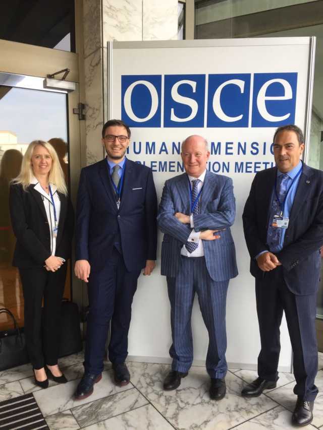 유럽 양심의 자유 협의회 크리스틴 미레(Christine Mirre) 티에리 벨(Thierry Valle), 인권변호사 알렉스 아미카레이(Alex Amicarelli)와 함께 바르샤바에서 개최된 OSCE 회의에 참석 중인 마시모 인트로빈 박사
