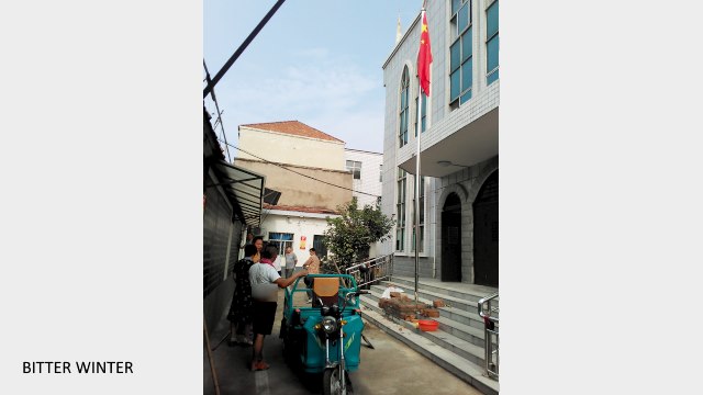 시관 마을 교회에 중국 국기가 게양된 모습