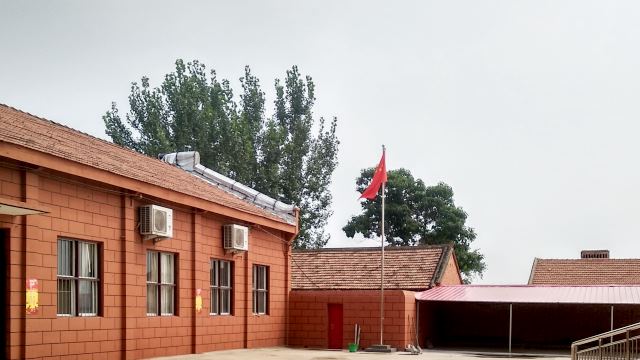 양장 마을 교회 마당에 중국 국기가 게양된 모습