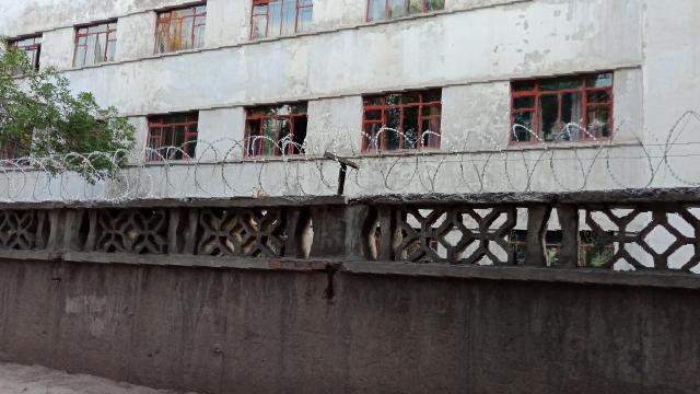 학교 주변 담장 및 외벽에 철조망이 설치된 모습