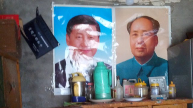 종교 그림 대신 걸어 둔 마오쩌둥과 시진핑의 초상화