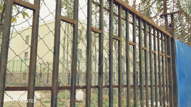 “재교육 수용소” 담벽 사이로 보이는 모습