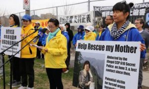 캐나다 오타와에 있는 중국 대사관 앞에서 자신의 모친을 지지하는 집회를 이끌고 있다