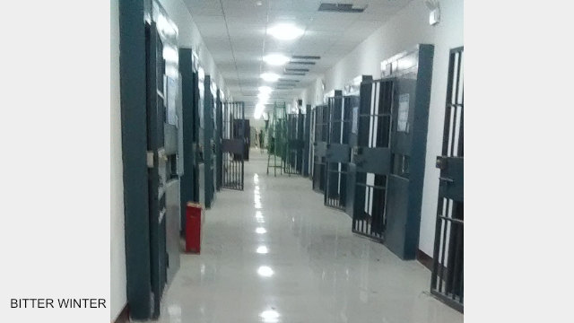 재교육 수용소 내 기숙사 건물 내부 모습. 마치 감옥인 것처럼 모든 방에 이중 철문이 설치되어 있다