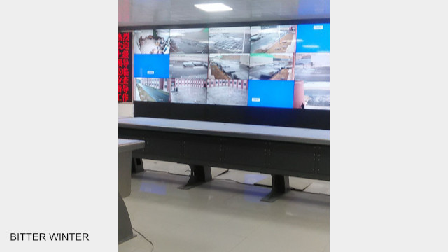 재교육 수용소 감시실에 설치된 감시용 대형 스크린