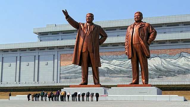 북한 평양의 만수대 언덕에 세워진 독재자 김일성(1912~1994년)과 김정일(1941~2011년)의 음험한 대형 동상
