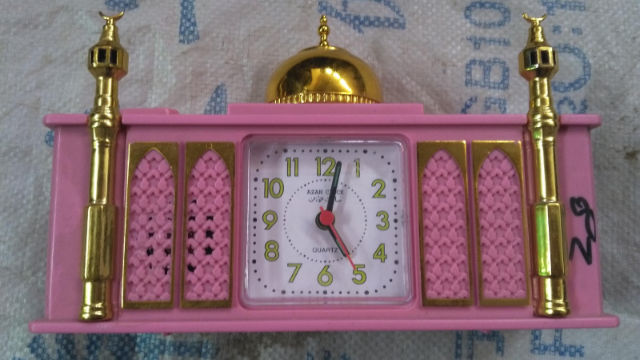 이슬람 문양이 새겨진 시계 판매가 금지됐다.