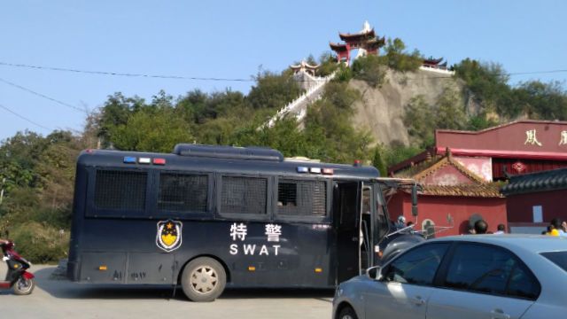 특수 공격대 경찰들이 라오준탕 마을의 산기슭에 배치된 모습