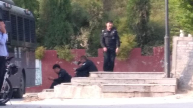 특수 공격대 경찰들이 노자 동상이 있는 산으로 들어가는 입구를 지키는 모습