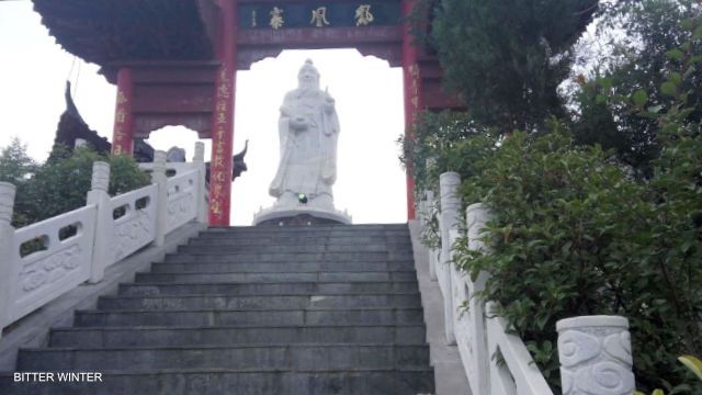 라오준탕 마을에서 노자 동상이 철거되기 전 모습