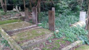 파헤치기 이전의 라오홍마을의 묘지