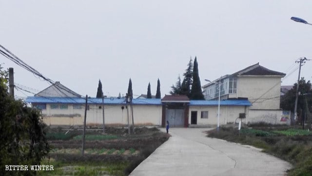 산시성 자오슈(皂樹) 마을에 버려진 초등학교 한 곳이 현재 법률 교육기관으로 개조돼 운영 중이다.