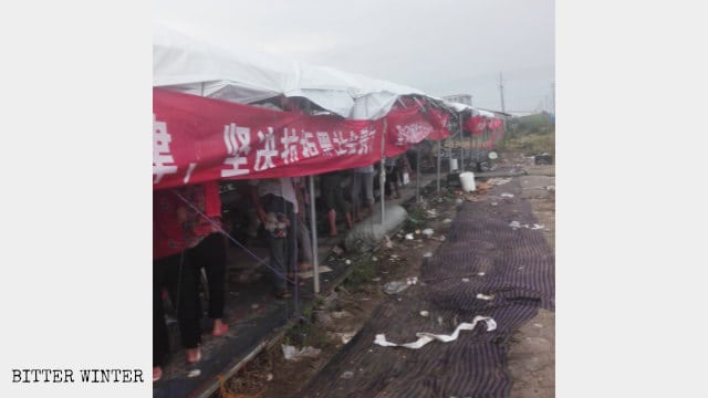 주민들이 텐트를 치고 농지를 지키고 있다