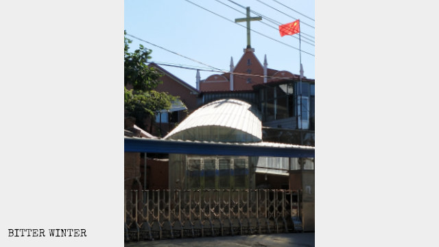 단둥시 위안바오(元宝)구 진산(金山)진 교회에 게양된 국기(8월 중순)