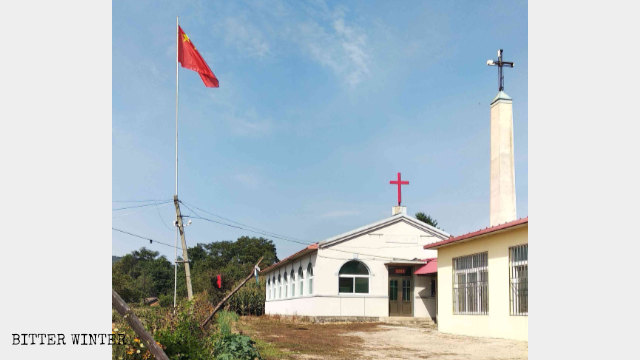 단둥시 콴뎬 만족자치현 칭이산(青椅山) 교회에 게양된 국기(8월 말)