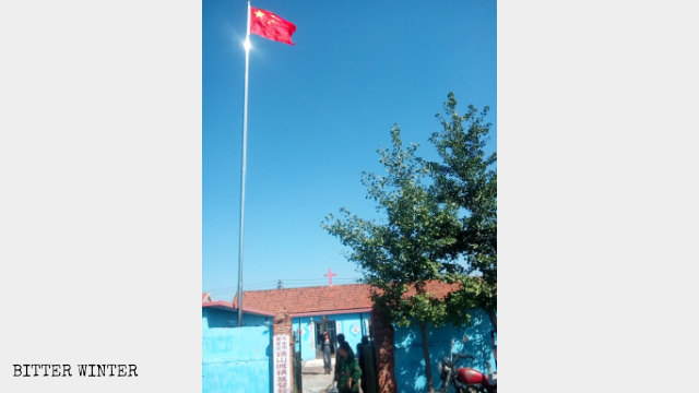단둥시 탕산청(湯山城)의 삼자교회 집회소에 게양된 국기(8월 중순)