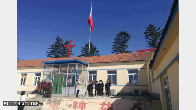 단둥시 퇀산(團山)진 삼자교회에 게양된 국기(9월 초)
