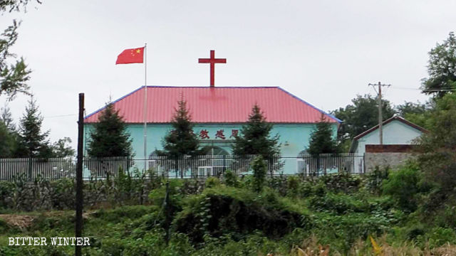 단둥시 우롱베이(五龍背)진 간언(感恩) 교회에 게양된 국기(9월 초)