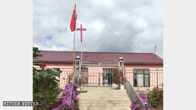 단둥시 콴뎬현 창링(長嶺) 교회에 게양된 국기(9월 중순)