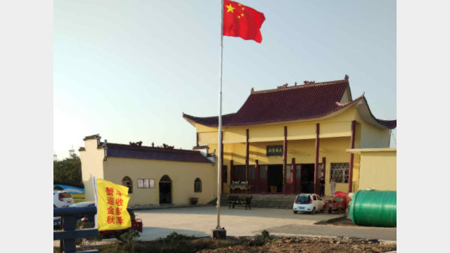 장시성 펑쩌(彭澤)현 칭윈(青雲) 사원에 국기가 게양되었다