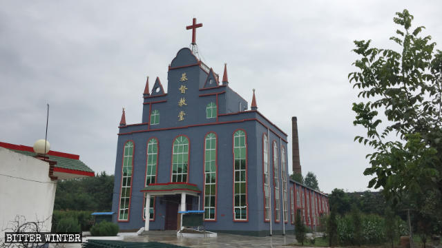 철거되기 전 옌스시 다커우 마을에 위치한 둥춘 교회의 전면 모습