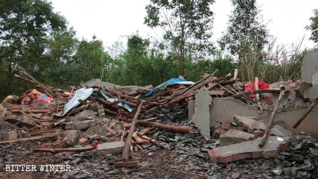 9월 27일 정부 직원이 바이체 사찰을 파괴했다.