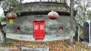 220년에 서거한 관우 장군을 기념하기 위한 추이좡(崔莊) 마을의 기념 사찰이 잠겨 있다