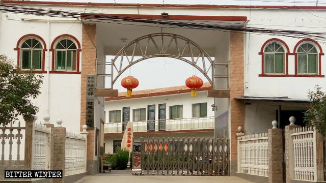 ‘중국 공산당 다펑진 기층 당간부 학교’라고 쓰여진 간판이 교회 서쪽 출입구에 걸려있다.