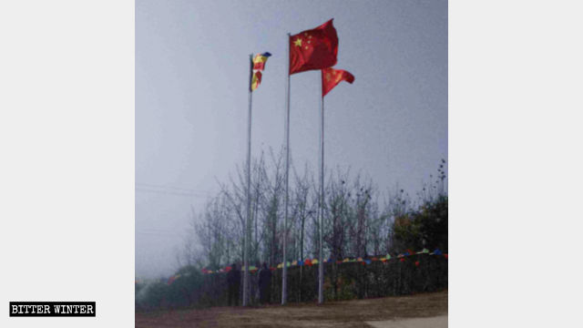 호국 극락사(護國極樂寺)의 깃발과 나란히 걸린 국기