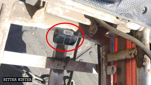 한 신도가 자신의 차량에서 발견한 추적 장치