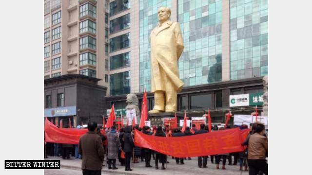 행진 무리가 노동자 문화 정원(工人文化苑)의 대형 마오쩌둥 동상 아래 모여 충성을 맹세했다.