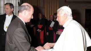 2012년 11월 8일, 교황 베네딕토 16세가 바티칸 주최 가톨릭 성직자에 대한 사회학 연구 컨퍼런스에서 강연을 마친 마시모 교수를 축하하고 있는 모습