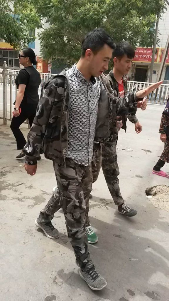테러와의 내부 전쟁에 징집된 허톈 지역 고등학교 청소년들이 새로운 스타일의 여름 군복을 입고 있다. (2018년)